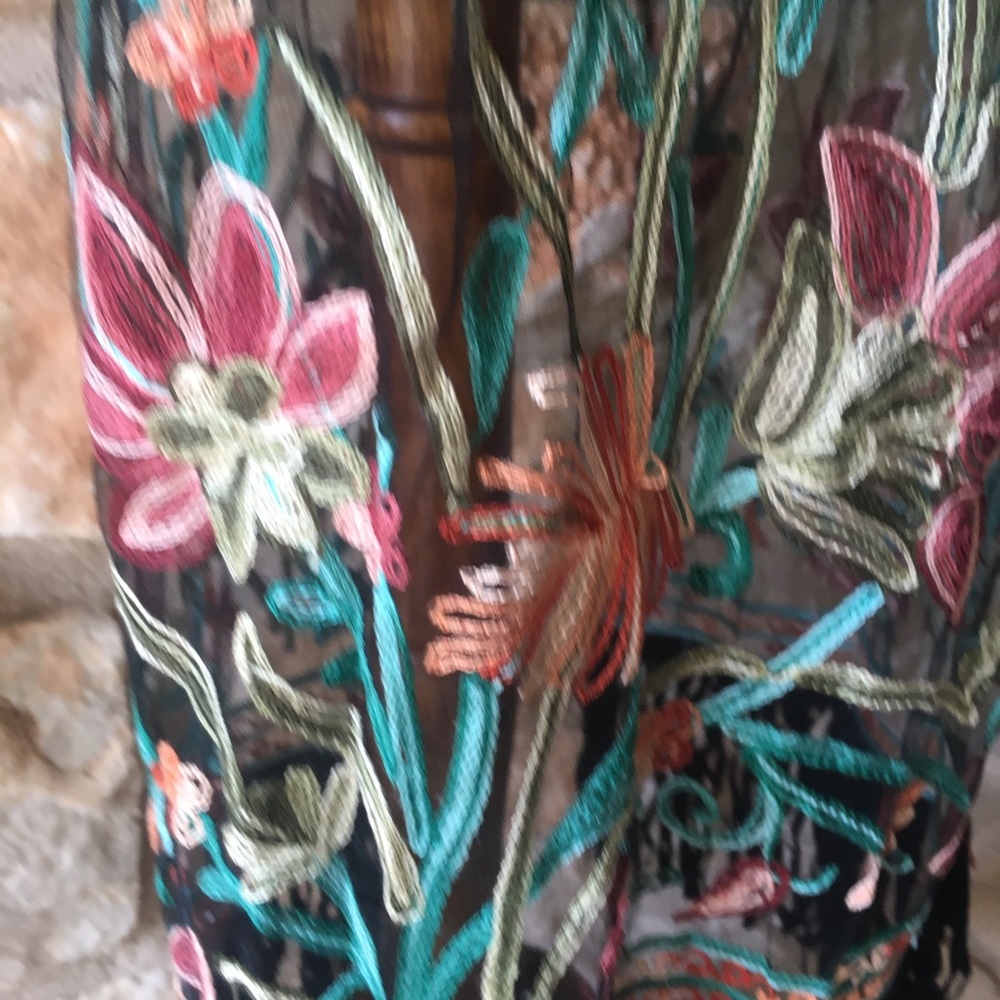 Beautiful black embroidered kimono. - Picture 7 of 8